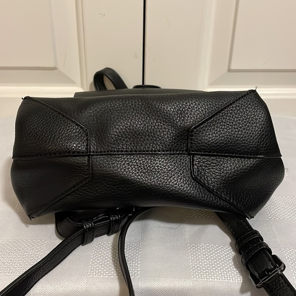 Minimalist backpack - Picture 6 of 10